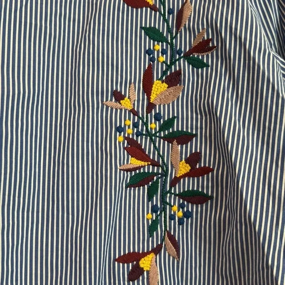 ⚫️ St. John’s Bay Striped Blue Top with Embroidered Floral Design & Flare Sleeve - Picture 5 of 7